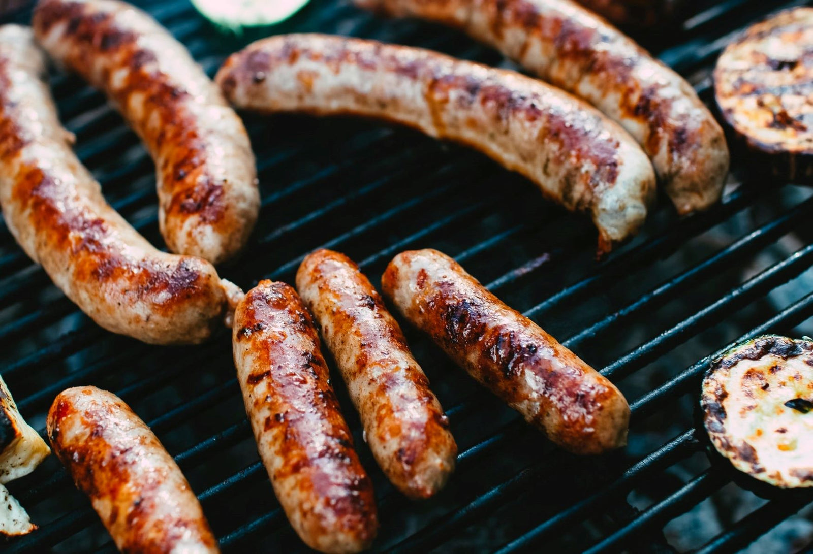 https://www.nzcasings.com/cdn/shop/articles/Venison_Sausage_Recipe_1600x.jpg?v=1635723202